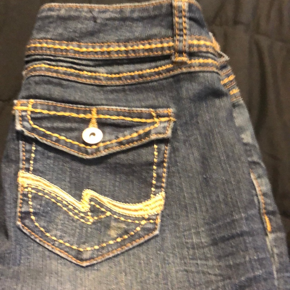 Women’s size 7/8 Capris dark wash distressed jean